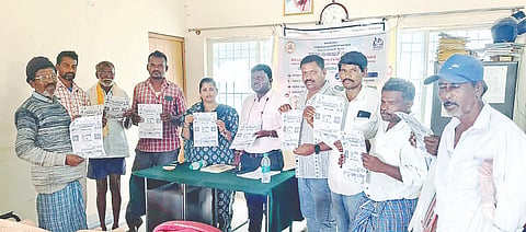 ಹುಣಸೂರು ತಾಲೂಕು ಜಾಬಗೆರೆ ಗ್ರಾ.ಪಂ.ವತಿಯಿಂದ ಆಯೋಜಿಸಿದ್ದ ಕಾರ್ಯಕ್ರಮದಲ್ಲಿ ಅಂಗವಿಕಲರಿಗೆ ಜಾಬ್‌ಕಾರ್ಡ್ ಕುರಿತು ಅರಿವು ಮೂಡಿಸಲಾಯಿತು. ಪಿಡಿಒ ಯೋಗಾನಂದ, ಐಇಸಿ ಸಂಯೋಜಕಿ ಪುಷ್ಪವತಿ, ಮಹೇಶ್, ಮಂಜು ಇತರರಿದ್ದರು.