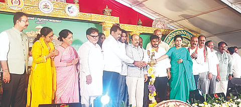 ಹುಣಸೂರು ತಾಲೂಕು ವೀರನಹೊಸಳ್ಳಿ ವಲಯ ಕೇಂದ್ರದಲ್ಲಿ ಆಯೋಜಿಸಿದ್ದ ಗಜಪಯಣ ವೇದಿಕೆ ಕಾರ್ಯಕ್ರಮವನ್ನು ಜಿಲ್ಲಾ ಉಸ್ತುವಾರಿ ಸಚಿವ ಡಾ.ಯತೀಂದ್ರ ಸಿದ್ದರಾಮಯ್ಯ ಉದ್ಘಾಟಿಸಿದರು. ಶಾಸಕರಾದ ಅನಿಲ್ ಚಿಕ್ಕಮಾದು, ಡಿ.ರವಿಶಂಕರ್, ಡಾ.ಪುಷ್ಪಾ ಅಮರನಾಥ್ ಇತರರಿದ್ದರು. 