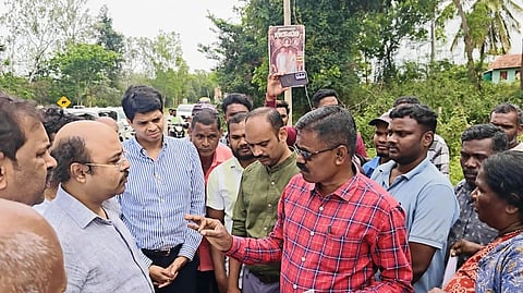  ಹುಣಸೂರು ತಾಲೂಕು ವೀರನಹೊಸಳ್ಳಿ ಹಾಡಿಗೆ ಭೇಟಿ ನೀಡಿದ್ದ ಜಿಲ್ಲಾ ಉಸ್ತುವಾರಿ ಸಚಿವ ಡಾ.ಯತೀಂದ್ರ ಸಿದ್ದರಾಮಯ್ಯರಿಗೆ ಆದಿವಾಸಿ ಹಕ್ಕುಗಳ ಸಮಿತಿಯಿಂದ ಮನವಿ ಪತ್ರ ಸಲ್ಲಿಸಲಾಯಿತು. ಡಿಸಿ ಲಕ್ಷ್ಮೀಕಾಂತ ರೆಡ್ಡಿ, ಕಲ್ಕುಣಿಕೆ ಬಸವರಾಜು, ಜೆ.ಕೆ.ತಿಮ್ಮ, ಹರೀಶ್, ಬಿ.ಕೆ.ಹರೀಶ್, ಜಗದೀಶ್ ಸೂರ್ಯ ಇತರರಿದ್ದರು.