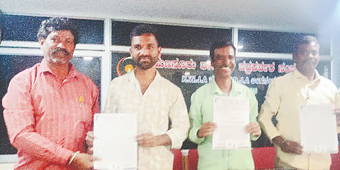 ಹುಣಸೂರು ನಗರದಲ್ಲಿ ರಾಜ್ಯ ಆದಿವಾಸಿ ರಕ್ಷಣಾ ಪರಿಷತ್‌ನಿಂದ ವಿಶ್ವ ಆದಿವಾಸಿ ದಿನಾಚರಣೆ ಕಾರ್ಯಕ್ರಮದ ಆಹ್ವಾನಪತ್ರಿಕೆಯನ್ನು ಗಣ್ಯರು ಬಿಡುಗಡೆಮಾಡಿದರು. ಎಂ.ಕೃಷ್ಣಯ್ಯ, ವೈ.ಕೆ.ಸುಬ್ರಮಣ್ಯ, ರಾಜೇಂದ್ರ, ಸಂಜಯ್ ಇದ್ದರು.