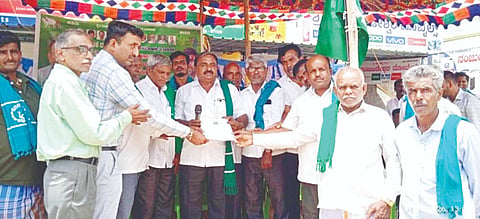 ಹುಣಸೂರು ತಾಲೂಕು ಬಿಳಿಕೆರೆ ಎಂಡಿಸಿಸಿ ಬ್ಯಾಂಕ್ ಶಾಖೆ ಎದುರು ರೈತ ಸಂಘದ ಸದಸ್ಯರು ವಿವಿಧ ಬೇಡಿಕೆಗಳ ಈಡೇರಿಕೆಗೆ ಆಗ್ರಹಿಸಿ ಪ್ರತಿಭಟನೆ ನಡೆಸಿ ಪ್ರಧಾನ ವ್ಯವಸ್ಥಾಪಕ ವಿನೋದ್ ಅವರಿಗೆ  ಮನವಿ  ಸಲ್ಲಿಸಿದರು. ಹೊಸೂರು ಕುಮಾರ್, ಅಗ್ರಹಾರ ರಾಮೇಗೌಡ, ಅಣ್ಣಯ್ಯನಾಯಕ, ಉಂಡುವಾಡಿ ಚಂದ್ರೇಗೌಡ, ನಾಗಣ್ಣ, ಸೋಮಣ್ಣ, ಬಸವರಾಜು ವೆಂಕಟಪತಿ ನಾಯಕ ಇದ್ದರು.