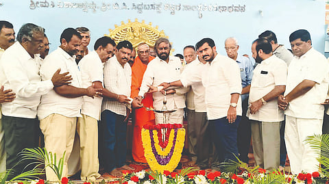 : ಹುಣಸೂರು ತಾಲೂಕು ಶ್ರೀಕ್ಷೇತ್ರ ಗದ್ದಿಗೆ ಕೆಂಡಗಣ್ಣಸ್ವಾಮಿ ದೇಗುಲದಲ್ಲಿ ಆಯೋಜಿಸಿದ್ದ ಕಾರ್ಯಕ್ರಮವನ್ನು ಗ್ರಾಮೀಣಾಭಿವೃದ್ಧಿ ಮತ್ತು ಪಂಚಾಯತ್ ರಾಜ್ ಸಚಿವ ಈಶ್ವರ ಖಂಡ್ರೆ ಉದ್ಘಾಟಿಸಿದರು. ಶಾಸಕ ಜಿ.ಡಿ.ಹರೀಶ್‌ಗೌಡ, ಮಾಜಿ ಶಾಸಕ ಎಚ್.ಪಿ.ಮಂಜುನಾಥ್ ಇತರರಿದ್ದರು.