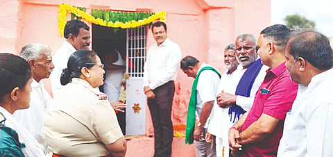 ಹುಣಸೂರು ತಾಲೂಕು ಬಿಳಿಕೆರೆ ಗ್ರಾಮದ ಶ್ರೀ ಬಸವೇಶ್ವರಸ್ವಾಮಿ ದೇಗುಲದ ಬಾಗಿಲನ್ನು ತಾಲೂಕು ಆಡಳಿತದ ನೇತೃತ್ವದಲ್ಲಿ ತೆರೆದು ಪೂಜೆ ಸಲ್ಲಿಸಲಾಯಿತು. ತಹಸೀಲ್ದಾರ್ ಜೆ.ಮಂಜುನಾಥ್, ನಿಂಗರಾಜ ಮಲ್ಲಾಡಿ, ಡಿ.ಕುಮಾರ್, ಹೊಸೂರು ಕುಮಾರ್ ಇತರರಿದ್ದಾರೆ.