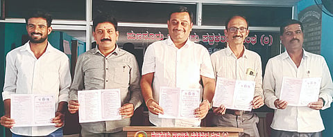 ಹುಣಸೂರು ತಾಲೂಕು ವೀರಶೈವ ಲಿಂಗಾಯತ ನೌಕರರ ಕ್ಷೇಮಾಭಿವೃದ್ಧಿ ಸಂಘದ ವತಿಯಿಂದ ಆಯೋಜನೆಗೊಂಡಿರುವ ಕಾರ್ಕ್ರಮದ ಆಹ್ವಾನ ಪತ್ರಿಕೆಯನ್ನು ಗಣ್ಯರು ಬಿಡುಗಡೆಗೊಳಿಸಿದರು. ಡಾ.ವೃಷಭೇಂದ್ರಸ್ವಾಮಿ, ಎಸ್.ಎ.ಹರೀಶ, ಎ.ಎನ್.ತ್ರಿನೇಶ್, ಕೆ.ಎಸ್.ಗುಂಡಪ್ಪ ಇದ್ದರು. 