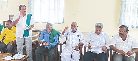 ಹುಣಸೂರು ತಾಲೂಕು ಕಟ್ಟೆಮಳಲವಾಡಿ ತಂಬಾಕು ಹರಾಜು ಮಾರುಕಟ್ಟೆ ಆವರಣದಲ್ಲಿ ಆಯೋಜಿಸಿದ್ದ ರೈತಮುಖಂಡರ ಸಭೆಯಲ್ಲಿ ರೈತಸಂಘದ ಜಿಲ್ಲಾಧ್ಯಕ್ಷ ಹೊಸೂರು ಕುಮಾರ್ ಮಾತನಾಡಿದರು. ಶಿವಯ್ಯ, ರಾಜಶೇಖರ್, ಬೆಂಕಿಪುರ ಚಿಕ್ಕಣ್ಣ, ಪ್ರಕಾಶ್ ರಾಜೆ ಅರಸ್ ಇತರರು ಇದ್ದರು. 