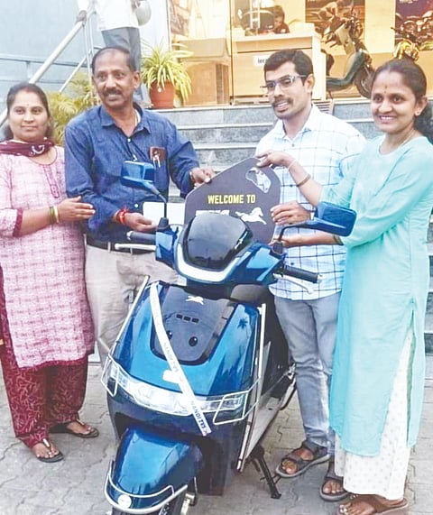 ಇಂಜಿನಿಯರ್ ಉಮಾಶಂಕರ್ ತಮ್ಮ ನೆಚ್ಚಿನ ಶಿಕ್ಷಕರಿಗೆ ಎಲೆಕ್ಟ್ರಿಕ್ ಬೈಕ್‌ನ್ನು ಗುರುಕಾಣಿಕೆಯಾಗಿ ನೀಡುತ್ತಿರುವುದು. 