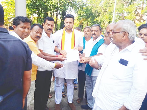  : ಸಂಸದ ಯದುವೀರ್ ಕೃಷ್ಣದತ್ತ ಚಾಮರಾಜ ಒಡೆಯರ್‌ರನ್ನು ರೈತಸಂಘದ ಮುಖಂಡರು ಭೇಟಿಯಾಗಿ ಮನವಿಪತ್ರ ಸಲ್ಲಿಸಿದರು. ಹೊಸೂರು ಕುಮಾರ್, ಉಂಡುವಾಡಿ ಚಂದ್ರೇಗೌಡ, ಮೋದುರು ಶಿವಣ್ಣ, ರಾಮೇಗೌಡ ಇತರರಿದ್ದಾರೆ.