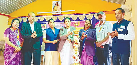 ಹುಣಸೂರು ನಗರದ ಸಂತ ಜೋಸೆಫರ ಪಿಯು ಕಾಲೇಜಿನಲ್ಲಿ ಆಯೋಜಿಸಿದ್ದ ಕಾರ್ಯಕ್ರಮವನ್ನು ಹೆಚ್ಚುವರಿ ಸಿವಿಲ್ ನ್ಯಾಯಾಧೀಶೆ ಭಾಗ್ಯಮ್ಮ ಉದ್ಘಾಟಿಸಿದರು. ಪ್ರಾಂಶುಪಾಲೆ ಅನಿತಾ ಡಯಾಸ್, ಎಪಿಪಿ ಎಚ್.ಡಿ.ಪಾರ್ವತಿ, ಎಸ್.ಶಿವಣ್ಣೇಗೌಡ, ಎಚ್.ಆರ್.ಕೃಷ್ಣಕುಮಾರ್ ಇದ್ದರು. 