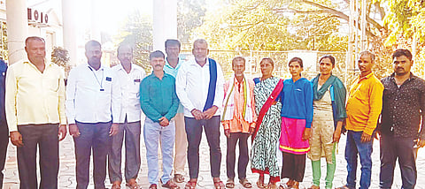 ಹುಣಸೂರು ನಗರದ ಅಂಬೇಡ್ಕರ್ ಭವನದಲ್ಲಿ ಆಯೋಜಿಸಿದ್ದ ಸಭೆಯಲ್ಲಿ ದಲಿತ ಮುಖಂಡರು ಭಾಗವಹಿಸಿದ್ದರು. ನಿಂಗರಾಜ ಮಲ್ಲಾಡಿ, ಬಲ್ಲೇನಹಳ್ಳಿ ಕೆಂಪರಾಜು, ಗಜೇಂದ್ರ, ವಸಂತ, ಶೋಭಮ್ಮ, ಸ್ವಾಮಿ ಇತರರಿದ್ದಾರೆ.