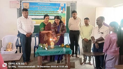 ಹುಣಸೂರು ತಾಲೂಕು ಹೊಸರಾಮನಹಳ್ಳಿಯ ಮಂಜುನಾಥ ಪ್ರೌಢಶಾಲೆಯಲ್ಲಿ  ಧರ್ಮಸ್ಥಳ ಗ್ರಾಮಾಭಿವೃದ್ಧಿ ಯೋಜನೆ ವತಿಯಿಂದ ಆಯೋಜಿಸಿರುವ ಟ್ಯೂಷನ್ ಕ್ಲಾಸ್‌ಗೆ ಯೋಜನಾಧಿಕಾರಿ ಶುಭಾದೇವಿ ಚಾಲನೆ ನೀಡಿ ಮಾತನಾಡಿದರು. ಮುಖ್ಯಶಿಕ್ಷಕ ಅಶ್ವತ್ಥ್ ಕುಮಾರ್,  ಶೈಲಜಾ, ಕಿರಣ್ ಕುಮಾರ್, ಮೀನಾಕ್ಷಿ ಇತರರು ಇದ್ದರು. 