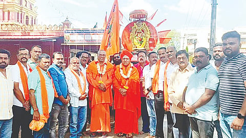 ಹುಣಸೂರು ನಗರದ ಶ್ರೀ ಆಂಜನೇಯಸ್ವಾಮಿ ದೇಗುಲದ ಆವರಣದಲ್ಲಿ ಹನುಮದ್ ವ್ರತ ಕಾರ್ಯಕ್ರಮದ ಅಂಗವಾಗಿ ಪ್ರತಿಷ್ಠಾಪನೆ ಮತ್ತು ಮೆರವಣಿಗೆಗೆ ಗಣ್ಯರು ಚಾಲನೆ ನೀಡಿದರು. ಶ್ರೀ ನಟರಾಜ ಸ್ವಾಮೀಜಿ, ಶ್ರೀ ಸಾಂಬಸದಾಶಿವಸ್ವಾಮೀಜಿ,  ವಿ.ಎನ್.ದಾಸ್, ಅನಿಲ್, ಗಿರೀಶ್, ಚಂದ್ರಮೌಳಿ ಇತರರಿದ್ದಾರೆ.