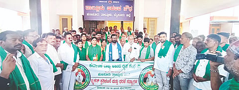  ಹುಣಸೂರು ನಗರದಲ್ಲಿ ಅಹಿಂದ ರೈತಸಂಘದ ಸದಸ್ಯರು ವಿವಿಧ ಬೇಡಿಕೆಗಳ ಈಡೇರಿಕೆಗೆ ಆಗ್ರಹಿಸಿ ಪ್ರತಿಭಟನೆ ನಡೆಸಿದರು. ಸೋಮನಹಳ್ಳಿ ಶಿವಶೇಖರ್, ಚನ್ನಪ್ಪ ನವಿಲೂರು, ವಾಸುದೇವ್, ಮಹದೇವಮ್ಮ, ಶ್ರುತಿ, ಭಾಗ್ಯಾ ಇದ್ದರು. 