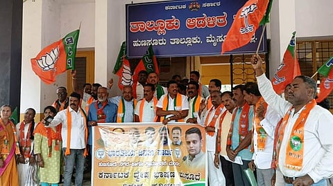 ಹುಣಸೂರು ನಗರದ ತಾಲೂಕು ಕಚೇರಿ ಮುಂಭಾಗ ಬಿಜೆಪಿ ಪಕ್ಷದ ವತಿಯಿಂದ ಸರ್ಕಾರದ ವಿರುದ್ಧ ಪ್ರತಿಭಟನ ನಡೆಸಲಾಯಿತು. ತಾಲೂಕು ಅಧ್ಯಕ್ಷ ಕಾಂತರಾಜು, ಗಣೇಶ್ ಕುಮಾರಸ್ವಾಮಿ, ಸತೀಶ್, ನಾರಾಯಣ, ಕಮಲಮ್ಮ ಇತರರಿದ್ದರು.
