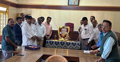 ಹುಣಸೂರು ನಗರದ ಉಪವಿಭಾಗಾಧಿಕಾರಿ ಕಚೇರಿ ಸಭಾಂಗಣದಲ್ಲಿ ಆಯೋಜಿಸಿದ್ದ ಕುವೆಂಪು ಜಯಂತಿ ಸಮಾರಂಭದಲ್ಲಿ ಗಣ್ಯರು ರಾಷ್ಟ್ರಕವಿ ಕುವೆಂಪುರ ಭಾವಚಿತ್ರಕ್ಕೆ ಪುಷ್ಪನಮನ ಸಲ್ಲಿಸಿದರು. ತಹಸೀಲ್ದಾರ್ ಜೆ.ಮಂಜುನಾಥ್, ಗಣೇಶ್‌ಗೌಡ, ಬೆಂಕಿಪುರ ಚಿಕ್ಕಣ್ಣ, ಎಸ್.ಜಯರಾಂ ಇತರರಿದ್ದರು.