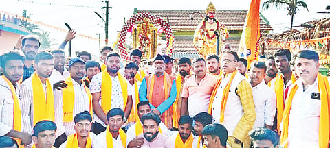 ಹುಣಸೂರು ತಾಲೂಕಿನ ಹರವೆಯಲ್ಲಿ ಆಯೋಜಿಸಿದ್ದ ಹನುಮ ಜಯಂತಿ ಮೆರವಣಿಗೆಯಲ್ಲಿ ಶ್ರೀರಾಮ ಸೇನೆಯ ರಾಷ್ಟ್ರೀಯ ಅಧ್ಯಕ್ಷ ಪ್ರಮೋದ್ ಮುತಾಲಿಕ್ ಹಾಗೂ ಗಣ್ಯರು ಭಾಗವಹಿಸಿದ್ದರು. ಅನಿಲ್‌ಕುಮಾರ್.ವಿ.ಎನ್.ದಾಸ್, ಹರವೆ ಶ್ರೀಧರ್, ಚರಣ, ವಸಂತ ಇತರರಿದ್ದರು.