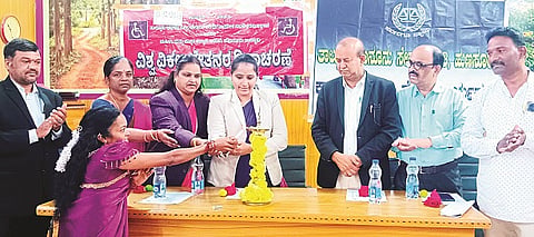  ಹುಣಸೂರಿನಲ್ಲಿ ಏರ್ಪಡಿಸಿದ್ದ ವಿಶ್ವ ಅಂಗವಿಕಲರ ದಿನಾಚರಣೆ ಸಮಾರಂಭವನ್ನು ಪ್ರಧಾನ ಸಿವಿಲ್ ನ್ಯಾಯಾಧೀಶೆ ಆಯಿಷಾಬಿ ಪಿ.ಮಜಿದ್ ಉದ್ಘಾಟಿಸಿದರು. ಎಪಿಪಿ ಎಚ್.ಡಿ.ಪಾರ್ವತಿ, ಸುಮಂಗಲಿ ಇತರರಿದ್ದರು.