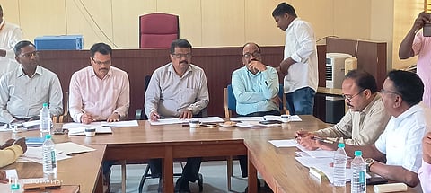 ಹುಣಸೂರು ನಗರದ ಉಪವಿಭಾಗಾಧಿಕಾರಿ ಕಚೇರಿ ಸಭಾಂಗಣದಲ್ಲಿ ಆಯೋಜಿಸಿದ್ದ ಉಪವಿಭಾಗ ಮಟ್ಟದ ಅನುಸೂಚಿತ ಜಾತಿ ಮತ್ತು ಅನುಸೂಚಿತ ವರ್ಗಗಳ ದೌರ್ಜನ್ಯ ಪ್ರತಿಬಂಧಕ ಜಾಗೃತಿ ಮತ್ತು ಉಸ್ತುವಾರಿ ಸಮಿತಿ ಸಭೆಯಲ್ಲಿ ಸದಸ್ಯರು ಜ್ವಲಂತ ಸಮಸ್ಯೆಗಳ ಮೇಲೆ ಬೆಳಕು ಚೆಲ್ಲಿದರು. ಉಪವಿಭಾಗಾಧಿಕಾರಿ ಮಂಜುನಾಥ್, ತಹಸೀಲ್ದಾರ್ ಜೆ.ಮಂಜುನಾಥ್, ಇಒ ಕೆ.ಹೊಂಗಯ್ಯ ಇತರರಿದ್ದರು.