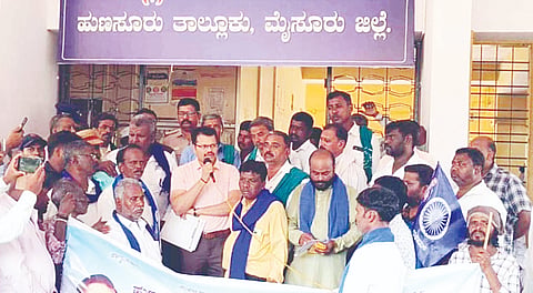 ವಿವಿಧ ಬೇಡಿಕೆಗಳ ಈಡೇರಿಕೆಗೆ ಆಗ್ರಹಿಸಿ ಹುಣಸೂರು ನಗರದಲ್ಲಿ ದಲಿತ ಸಂಘರ್ಷ ಸಮಿತಿ ಪ್ರತಿಭಟನೆ ನಡೆಸಿ ತಹಸೀಲ್ದಾರ್ ಜೆ.ಮಂಜುನಾಥ್‌ರಿಗೆ ಮನವಿ ಸಲ್ಲಿಸಿತು. ನಿಂಗರಾಜ ಮಲ್ಲಾಡಿ, ಹೊಸೂರು ಕುಮಾರ್, ನಂಜಪ್ಪ ಬಸವನಗುಡಿ, ಬಲ್ಲೇನಹಳ್ಳಿ ಕೆಂಪರಾಜು ಇತರರಿದ್ದರು.