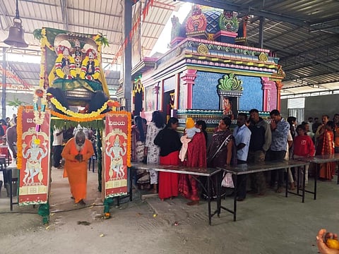 ಹುಣಸೂರು ನಗರದ ಹಾಲಗೆರೆಯ ಶ್ರೀ ಲಕ್ಷ್ಮೀ ವೆಂಕಟೇಶ್ವರಸ್ವಾಮಿ ದೇವಾಲಯದಲ್ಲಿ ವೈಕುಂಠ ಏಕಾದಶಿಯ ಅಂಗವಾಗಿ ಭಕ್ತರು ವೈಕುಂಠ ದರ್ಶನಕ್ಕಾಗಿ ಸರದಿ ಸಾಲಿನಲ್ಲಿ ನಿಂತು ದರ್ಶನ ಪಡೆದರು.