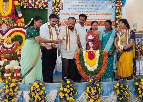 ಹುಣಸೂರು ತಾ.ಬಿಳಿಕೆರೆಯಲ್ಲಿ ನಡೆದ ಸಾಮೂಹಿಕ ಶ್ರೀ ಸತ್ಯನಾರಾಯಣಸ್ವಾಮಿ ಪೂಜೆ ಕಾರ್ಯಕ್ರಮವನ್ನು ಮಾದಳ್ಳಿ ಮಠದ ಶ್ರೀ ಸಾಂಬಸದಾಶಿವ ಸ್ವಾಮೀಜಿ ಉದ್ಘಾಟಿಸಿದರು. ಹಂದನಹಳ್ಳಿ ಸೋಮಶೇಖರ್, ಪ್ರೀತಿ, ದಿನೇಶ್ ಪೂಜಾರಿ ಇತರರಿದ್ದರು.