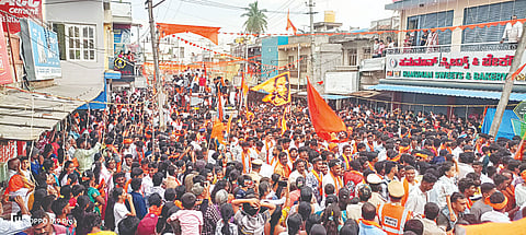   ಹುಣಸೂರು ನಗರದ ಕಲ್ಕುಣಿಕೆ ರಂಗನಾಥ ಬಡಾವಣೆಯಲ್ಲಿ ಹನುಮದ್ ವ್ರತ ಕಾರ್ಯಕ್ರಮಕ್ಕೆ ಧಾರ್ಮಿಕ ಮುಖಂಡರು ಮತ್ತು ಜನಪ್ರತಿನಿಧಿಗಳು ಉತ್ಸವ ಮೂರ್ತಿಗಳಿಗೆ ಪುಷ್ಪ ನಮನ ಸಲ್ಲಿಸುವ ಮೂಲಕ ಚಾಲನೆ ನೀಡಿದರು. ಶ್ರೀ ನಟರಾಜ ಸ್ವಾಮೀಜಿ, ಶ್ರೀ ಸಾಂಬಸದಾಶಿವಸ್ವಾಮಿಗಳು, ಸಂಸದ ಯದುವೀರ ಕೃಷ್ಣದತ್ತ ಚಾಮರಾಜ ಒಡೆಯರ್, ಶಾಸಕ ಜಿ.ಡಿ.ಹರೀಶ್‌ಗೌಡ, ಮಾಜಿ ಶಾಸಕ ಎಚ್.ಪಿ.ಮಂಜುನಾಥ್ ಇತರರಿದ್ದರು.