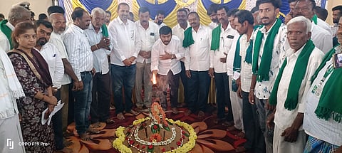 ಹುಣಸೂರು ನಗರದ ಎಪಿಎಂಸಿಯಲ್ಲಿ ರಾಗಿ ಖರೀದಿ ಕೇಂದ್ರಕ್ಕೆ ಶಾಸಕ ಜಿ.ಡಿ.ಹರೀಶ್‌ಗೌಡ ಚಾಲನೆ ನೀಡಿದರು. ಕಿರಂಗೂರು ಬಸವರಾಜು, ಗೋವಿಂದೇಗೌಡ, ವಿಷಕಂಠಪ್ಪ, ಉಂಡುವಾಡಿ ಚಂದ್ರೇಗೌಡ, ಮೋದೂರು ಶಿವಣ್ಣ, ಡಿಎಂ ಬಿ.ಎಸ್.ಕಿರಣ್ ಇತರರಿದ್ದಾರೆ.