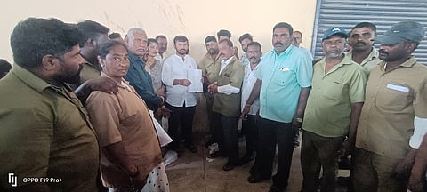 ಹುಣಸೂರು ನಗರದ ಪೌರಕಾರ್ಮಿಕರ ಕಾಲನಿ ನಿವಾಸಿಗಳು ನಿವೇಶನ ಮಂಜೂರಿಗೆ ಆಗ್ರಹಿಸಿ ಶಾಸಕ ಜಿ.ಡಿ.ಹರೀಶ್‌ಗೌಡ ಅವರಿಗೆ ಮನವಿಪತ್ರ ಸಲ್ಲಿಸಿದರು. ನಾಗರಾಜ್, ಸಿ.ಎಚ್.ರಾಮು, ಪೆರುಮಾಳ್, ರಾಣಿ ಪೆರುಮಾಳ್, ಕಿಟ್ಟು, ವಿ.ಶ್ರೀನಿವಾಸ ಇತರರಿದ್ದರು.