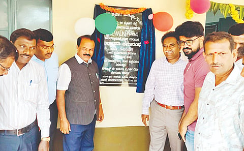 ಹುಣಸೂರು ತಾಲೂಕು ಮುಳ್ಳೂರು ಸರ್ಕಾರಿ ಪ್ರೌಢಶಾಲೆಯಲ್ಲಿ ನೂತನವಾಗಿ ನಿರ್ಮಿಸಿರುವ ಹೈಟೆಕ್ ಪ್ರಯೋಗಾಲಯವನ್ನು ಕ್ಷೇತ್ರ ಶಿಕ್ಷಣಾಧಿಕಾರಿ ಎಸ್.ಪಿ.ಮಹದೇವ ಉದ್ಘಾಟಿಸಿದರು. ಸತ್ಯ, ರಾಜಣ್ಣ, ಸಂದೀಪ್, ವಸಂತಕುಮಾರ್ ರಮೇಶ್ ಇತರರಿದ್ದರು.