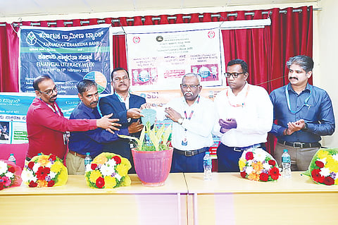 ಹುಣಸೂರು ನಗರದ ರಾಷ್ಟ್ರೀಯ ವಾಣಿಜ್ಯ ಕೃಷಿ ಸಂಶೋಧನಾ ಕೇಂದ್ರದಲ್ಲಿ ಆಯೋಜಿಸಿದ್ದ ಕಾರ್ಯಕ್ರಮವನ್ನು ಜಿಲ್ಲಾ ಮಾರ್ಗದರ್ಶಿ ಬ್ಯಾಂಕ್‌ನ ಮುಖ್ಯ ವ್ಯವಸ್ಥಾಪಕ ಎನ್.ಪಿ.ಕೃಷ್ಣಮೂರ್ತಿ ಉದ್ಘಾಟಿಸಿದರು. ಎಸ್.ರಾಮಕೃಷ್ಣನ್, ವೆಂಕಟರಾವ್, ಅನಿಲ್, ರಾಜೇಶ್ ಇತರರಿದ್ದಾರೆ.