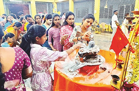ಹುಣಸೂರು ನಗರದ ಕನ್ಯಕಾಪರಮೇಶ್ವರಿ ಅಮ್ಮನವರ ದೇವಾಲಯದಲ್ಲಿ ಭಕ್ತರು ರುದ್ರಾಕ್ಷಿಮಣಿಯನ್ನು ಶಿವಲಿಂಗದ ಮೇಲಿಟ್ಟು ಅಭಿಷೇಕ ಸಲ್ಲಿಸಿ ಮಣಿ ಪಡೆದು ಸಂಭ್ರಮಿಸಿದರು. 