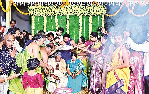 ಹುಣಸೂರಿನಲ್ಲಿ ಮಾಜಿ ಶಾಸಕ ಎಚ್ ಪಿ ಮಂಜುನಾಥ್ ಅವರ ತಂದೆ-ತಾಯಿ ಪ್ರೇಮಕುಮಾರ್-ರತ್ನಾ-ಪ್ರೇಮಕುಮಾರ್ ಕುಟುಂಬದಿಂದ ಕನಕಾಭಿಷೇಕ ನೆರವೇರಿತು. ಎಚ್.ಪಿ.ಅಮರನಾಥ್, ಡಾ.ಪುಷ್ಪ ಅಮರನಾಥ್ ಇತರರಿದ್ದರು.