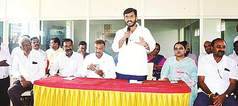 ಹುಣಸೂರು ನಗರದ ಜೆಡಿಎಸ್ ಕಚೇರಿಯಲ್ಲಿ ಆಯೋಜಿಸಿದ್ದ ಸಭೆಯಲ್ಲಿ ಶಾಸಕ ಜಿ.ಡಿ.ಹರೀಶ್‌ಗೌಡ ಮಾತನಾಡಿದರು. ಫಜಲ್ ಉಲ್ಲಾ, ಎಸ್.ಶರವಣ, ಬಸವಲಿಂಗಯ್ಯ, ಪ್ರೇಮ್‌ಕುಮಾರ್, ರಂಜಿತ ಚಿಕ್ಕಮಾದು ಇದ್ದರು.