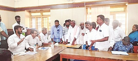 ಹುಣಸೂರು ತಾಲೂಕು ಕಚೇರಿಯಲ್ಲಿ ಆಯೋಜಿಸಿದ್ದ ಅಕ್ರಮ ಸಕ್ರಮ ಸಮಿತಿ ಸಭೆಯಲ್ಲಿ ಶಾಸಕ ಜಿ.ಡಿ.ಹರೀಶ್‌ಗೌಡ ಅರ್ಜಿದಾರರಿಂದ ಮಾಹಿತಿ ಪಡೆದರು. ತಹಸೀಲ್ದಾರ್ ಜೆ.ಮಂಜುನಾಥ್, ಸಮಿತಿ ಸದಸ್ಯರಾದ ಕುಮಾರ್ ಇದ್ದರು.