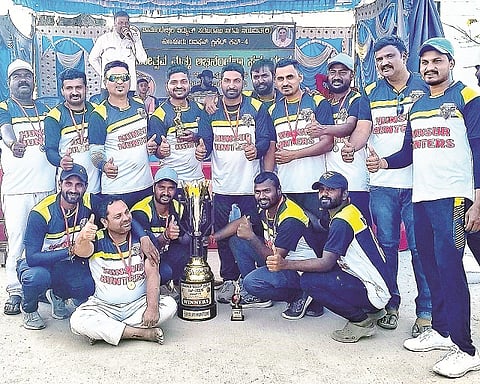 ಹುಣಸೂರು ನಗರದಲ್ಲಿ ಆಯೋಜಿಸಿದ್ದ ಕ್ರಿಕೆಟ್ ಪಂದ್ಯಾವಳಿಯಲ್ಲಿ ಹುಣಸೂರು ಹಂಟರ್ಸ್‌ ತಂಡ ಚಾಂಪಿಯನ್ ಆಗಿ ಹೊರಹೊಮ್ಮಿತು. ನಾಯಕ ಚನ್ನಕೇಶವ, ವ್ಯವಸ್ಥಾಪಕ ಸಿದ್ದೇಶ್ವರ ಇತರರಿದ್ದರು.