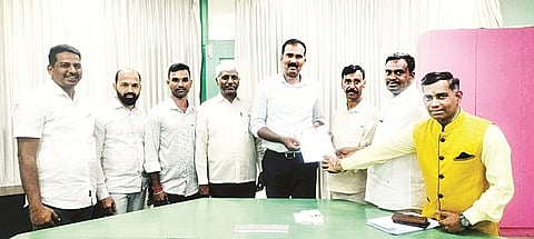 ಬಜೆಟ್‌ನಲ್ಲಿ ಆದಿವಾಸಿ ಸಮುದಾಯಕ್ಕೆ ಸವಲತ್ತು ಘೋಷಿಸಬೇಕು ಎಂದು ಆಗ್ರಹಿಸಿ ಪರಿಶಿಷ್ಟ ವರ್ಗಗಳ ಕಲ್ಯಾಣ ಇಲಾಖೆ ನಿರ್ದೇಶಕ ಯೋಗೀಶ್ ಅವರಿಗೆ ಕರ್ನಾಟಕ ಆದಿವಾಸಿ ರಕ್ಷಣಾ ಪರಿಷತ್ ಸದಸ್ಯರು ಮನವಿ ಸಲ್ಲಿಸಿದರು. ಎಂ.ಕೃಷ್ಣಯ್ಯ, ಸುಬ್ರಮಣ್ಯ, ಜಿ.ಸ್ವಾಮಿ ಇದ್ದರು.