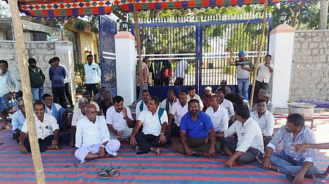 ಹುಣಸೂರು ತಾಲೂಕು ಕಟ್ಟೆಮಳಲವಾಡಿ ತಂಬಾಕು ಹರಾಜು ಮಾರುಕಟ್ಟೆಯಲ್ಲಿ ರೈತರು ಪ್ರತಿಭಟನೆ ನಡೆಸಿದರು. ಹೊಸೂರು  ಕುಮಾರ್, ಅಗ್ರಹಾರ ರಾಮೇಗೌಡ, ಶಿವಶಂಕರ್, ಚಂದ್ರೇಗೌಡ ಇತರರಿದ್ದರು.