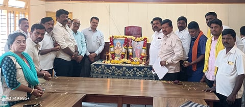 ಹುಣಸೂರು ನಗರದ ಉಪವಿಭಾಗಾಧಿಕಾರಿ ಕಚೇರಿ ಸಭಾಂಗಣದಲ್ಲಿ ಆಯೋಜಿಸಿದ್ದ ಕಾರ್ಯಕ್ರಮದಲ್ಲಿ ಗಣ್ಯರು ಮಹನೀಯರ ಭಾವಚಿತ್ರಕ್ಕೆ ಪುಷ್ಪ ನಮನ ಸಲ್ಲಿಸಿದರು. ತಹಸೀಲ್ದಾರ್ ಜೆ.ಮಂಜುನಾಥ್, ಜಯರಾಂ, ರವಿ ಚಿಲ್ಕುಂದ, ರಮೇಶ್, ಗೌರೀಶ್, ರಘು, ರವಿ ಇದ್ದರು.