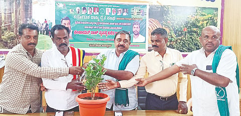 ಹುಣಸೂರು ನಗರದ ತಾ.ಪಂ. ಸಭಾಂಗಣದಲ್ಲಿ ಆಯೋಜಿಸಿದ್ದ ತರಬೇತಿ ಕಾರ್ಯಾಗಾರವನ್ನು ರೈತ ಸಂಘದ ಜಿಲ್ಲಾಧ್ಯಕ್ಷ ಹೊಸೂರು ಕುಮಾರ್ ಉದ್ಘಾಟಿಸಿದರು. ಬಸವರಾಜು ಕಲ್ಕುಣಿಕೆ, ಅತ್ತಿಕುಪ್ಪೆ ರಾಮಕೃಷ್ಣ, ಅಗ್ರಹಾರ ರಾಮೇಗೌಡ, ರಾಜು ಹುಣಸೂರು ಇದ್ದರು.