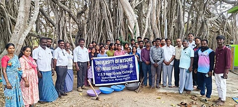 ಹುಣಸೂರು ತಾಲೂಕು ಕುಡಿನೀರು ಮುದ್ದನಹಳ್ಳಿ ಗ್ರಾಮದ ಆಲದ ಮರದ ಹತ್ತಿರ ವಿಎಸ್‌ಎಸ್ ಪದವಿ ಕಾಲೇಜಿನ ಎನ್‌ಎಸ್‌ಎಸ್ ವಿದ್ಯಾರ್ಥಿಗಳು ಸ್ವಚ್ಛತಾ ಆಂದೋಲನ ನಡೆಸಿದರು.