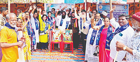 ಹುಣಸೂರು ನಗರದಲ್ಲಿ ರಾಜ್ಯ ಅಲೆಮಾರಿ ಹಕ್ಕಿಪಿಕ್ಕಿ ಬುಡಕಟ್ಟು ಸಂರಕ್ಷಣಾ ಸಮಿತಿ ವತಿಯಿಂದ ವಿವಿಧ ಬೇಡಿಕೆಗಳ ಈಡೇರಿಕಗೆ ಆಗ್ರಹಿಸಿ ಪ್ರತಿಭಟನೆ ನಡೆಸಿದರು. ಜಗ್ಗು, ಸುದೇಶ್, ಗುರುವಯ್ಯ, ಅನಿಲ್‌ಕುಮಾರ್, ಸುರೇಂದ್ರ ಇತರರು ಇದ್ದರು.