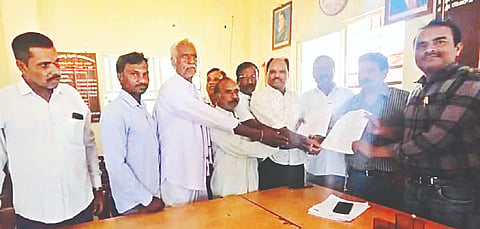 ಹುಣಸೂರು ತಾಲೂಕು ಬೋಳನಹಳ್ಳಿಯಲ್ಲಿ ಮದ್ಯದಂಗಡಿ ತೆರೆಯಲು ಅವಕಾಶ ನೀಡಬಾರದು ಎಂದು ಆಗ್ರಹಿಸಿ ಗ್ರಾಮದ ಮುಖಂಡರು ಪಿಡಿಒರಿಗೆ ಮನವಿ ಸಲ್ಲಿಸಿದರು. ಮುಖಂಡರಾದ ಮಾದನಾಯ್ಕ, ಮಹಡಿಮನೆ ಶಿವಣ್ಣ, ಎಚ್.ಡಿ.ಮಹದೇವ್, ಕೃಷ್ಣ, ವೀರಣ್ಣನಾಯಕ ಇತರರು ಇದ್ದರು.