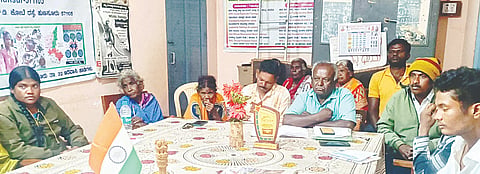 ಹುಣಸೂರು ನಗರದ ಡೀಡ್ ಸಂಸ್ಥೆಯಲ್ಲಿ ಫೆ.13ರಂದು ಆಯೋಜಿಸಿರುವ ಆದಿವಾಸಿ ಪಾರ್ಲಿಮೆಂಟ್ ಸಮಿತಿ ಸಭೆಯ ಹಿನ್ನೆಲೆಯಲ್ಲಿ ಆಯೋಜಿಸಿದ್ದ ಪೂರ್ವಭಾವಿ ಸಭೆಯಲ್ಲಿ ಆದಿವಾಸಿ ಮುಖಂಡರು ಪಾಲ್ಗೊಂಡಿದ್ದರು. ಮುಖಂಡರಾದ ವಿಠಲ್ ನಾಣಾಚ್ಚಿ, ಜಯಪ್ಪ, ಮಾಸ್ತಮ್ಮ, ಲಕ್ಷ್ಮೀ ಇತರರಿದ್ದರು.