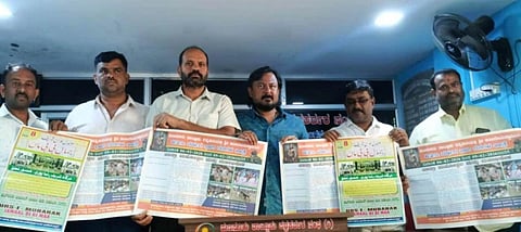  ಹುಣಸೂರು ತಾಲೂಕು ರತ್ನಪುರಿ ಜಾತ್ರಾ ಪೋಸ್ಟರ್ ಬಿಡುಗಡೆ ಮಾಡಿದ ಜಾತ್ರಾ ಸಮಿತಿ ಅಧ್ಯಕ್ಷ ಪ್ರಭು ಹಾಗೂ ಪದಾಧಿಕಾರಿಗಳು.