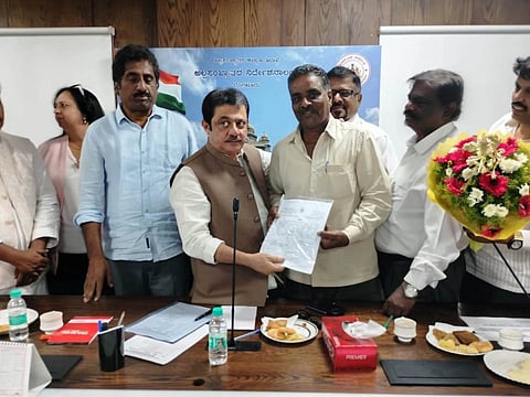 ರಾಜ್ಯ ಅಲ್ಪಸಂಖ್ಯಾತ ಮತ್ತು ವಕ್ಫ್ ಸಚಿವ ಜಮೀರ್ ಅಹಮದ್ ಅವರಿಗೆ ಹುಣಸೂರು ತಾಲೂಕು ಅಲ್ಪಸಂಖ್ಯಾತ ಕ್ರೈಸ್ತ ಹಿತರಕ್ಷಣಾ ಸಮಿತಿ ಅಧ್ಯಕ್ಷ ಕೂಡ್ಲೂರು ಎಂ.ಜಾರ್ಜ್ ವಿವಿಧ ಬೇಡಿಕೆಗಳ ಈಡೇರಿಕೆಗೆ ಆಗ್ರಹಿಸಿ ಮನವಿ ಪತ್ರ ಸಲ್ಲಿಸಿದರು. 