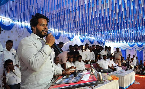 ಹುಣಸೂರು ತಾಲೂಕಿನ ಹಿರಿಕ್ಯಾತನಹಳ್ಳಿಯಲ್ಲಿ ಶುಕ್ರವಾರ ಮಹದೇಶ್ವರಸ್ವಾಮಿ ದೇವಾಲಯ ಉದ್ಘಾಟನಾ ಸಮಾರಂಭದಲ್ಲಿ ಜೆಡಿಎಸ್ ಯುವ ಘಟಕ ರಾಜ್ಯಾಧ್ಯಕ್ಷ ನಿಖಿಲ್ ಕುಮಾರಸ್ವಾಮಿ ಮಾತನಾಡಿದರು. ಶಾಸಕ ಹರೀಶ್‌ಗೌಡ, ಸತೀಶ್ ಪಾಪಣ್ಣ ಇತರರಿದ್ದರು.