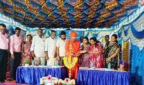 ಹುಣಸೂರು ತಾಲೂಕು ಕಲ್ಲಹಳ್ಳಿಯಲ್ಲಿ ಆಯೋಜಿಸಿದ್ದ ಎನ್‌ಎಸ್‌ಎಸ್ ಶಿಬಿರವನ್ನು ಶ್ರೀ ನಟರಾಜ ಸ್ವಾಮೀಜಿ ಉದ್ಘಾಟಿಸಿದರು. ಡಾ.ಜೆ.ಸಿ.ನಾಗೇಂದ್ರ, ಡಾ.ಯಮುನಾ ನಾಗೇಂದ್ರ,  ಹರವೆ ಶ್ರೀಧರ್, ಭೋಗಪ್ಪ, ಎಚ್.ಬಿ.ಕಾರ್ತಿಕ್ ಇತರರಿದ್ದರು.