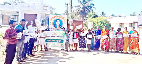 ಹುಣಸೂರು ತಾಲೂಕು ಹುಲ್ಯಾಳು ಸರ್ಕಾರಿ ಕಿರಿಯ ಪ್ರಾಥಮಿಕ ಶಾಲೆ ವತಿಯಿಂದ ಜಲಸಂರಕ್ಷಣೆ ಕುರಿತು ಅರಿವು ಜಾಥಾ ನಡೆಸಲಾಯಿತು. ವಸಂತಕುಮಾರ್, ಬಿ.ವಿ.ದೇವಪ್ಪ, ಉಮೇಶ್‌ರಾವ್ ಶಿಂಧೆ, ಬಸವರಾಜು ಇತರರಿದ್ದರು.
