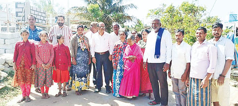 ಹುಣಸೂರು ತಾಲೂಕು ಪಂಚಾಯಿತಿ ಕಾರ್ಯ ನಿರ್ವಹಣಾಧಿಕಾ ಕೆ.ಹೊಂಗಯ್ಯ ಅವರಿಗೆ ದಲಿತ ಸಂಘರ್ಷ ಸಮಿತಿ ಸದಸ್ಯರು ಮನವಿ ಸಲ್ಲಿಸಿದರು. ನಿಂಗರಾಜ ಮಲ್ಲಾಡಿ, ಶಿವರಾಜು, ಬಲ್ಲೇನಹಳ್ಳಿ ಕೆಂಪರಾಜು ಇತರರಿದ್ದರು.