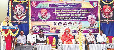 ಹುಣಸೂರು ನಗರದಲ್ಲಿ ಆಯೋಜಿಸಿದ್ದ ಕಾರ್ಯಕ್ರಮದಲ್ಲಿ ಖ್ಯಾತ ಕ್ಲಾರಿಯೋನೆಟ್ ವಾದಕ ಪಂಡಿತ್ ನರಸಿಂಹಲು ವಡವಾಟಿ ಮಾತನಾಡಿದರು. ಶ್ರೀ ನಟರಾಜ ಸ್ವಾಮೀಜಿ, ಮಾಜಿ ಶಾಸಕ ಎಚ್.ಪಿ.ಮಂಜುನಾಥ್, ಭಾಸ್ಕರ್‌ಭಟ್, ರಮೇಶ್ ಕೋಲಕುಂದ ಇತರರು ಇದ್ದರು.