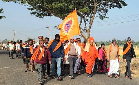 .ಹುಣಸೂರಿನಿಂದ ಮಾದಪ್ಪನ ಸನ್ನಿದಿಗೆ ಪಾದಯಾತ್ರೆಯಲ್ಲಿ ತೆರಳಿದ ನಟರಾಜ ಸ್ವಾಮೀಜಿ ಹಾಗೂ ಭಕ್ತವೃಂದ.